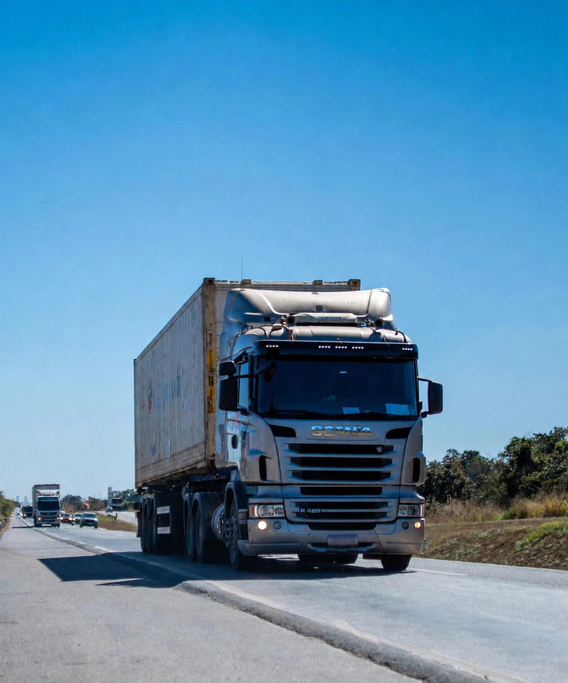 Caminhão de carga em rodovia brasileira